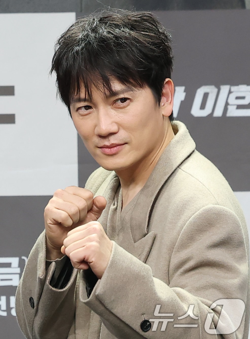 배우 지성이 2일 오후 서울 마포구 MBC 상암 신사옥에서 진행된 MBC 새 금토드라마 ‘판사 이한영’(극본 김광민/연출 이재진, 박미연) 제작발표회에서 포즈를 취하고 있다. ‘판사 이한영’은 거대 로펌의 노예로 살다가 10년 전으로 회귀한 적폐 판사 이한영이 새로운 선택으로 거악을 응징하는 정의 구현 회귀 드라마다. 2026.1.2/뉴스1 ⓒ News1 권현진 기자