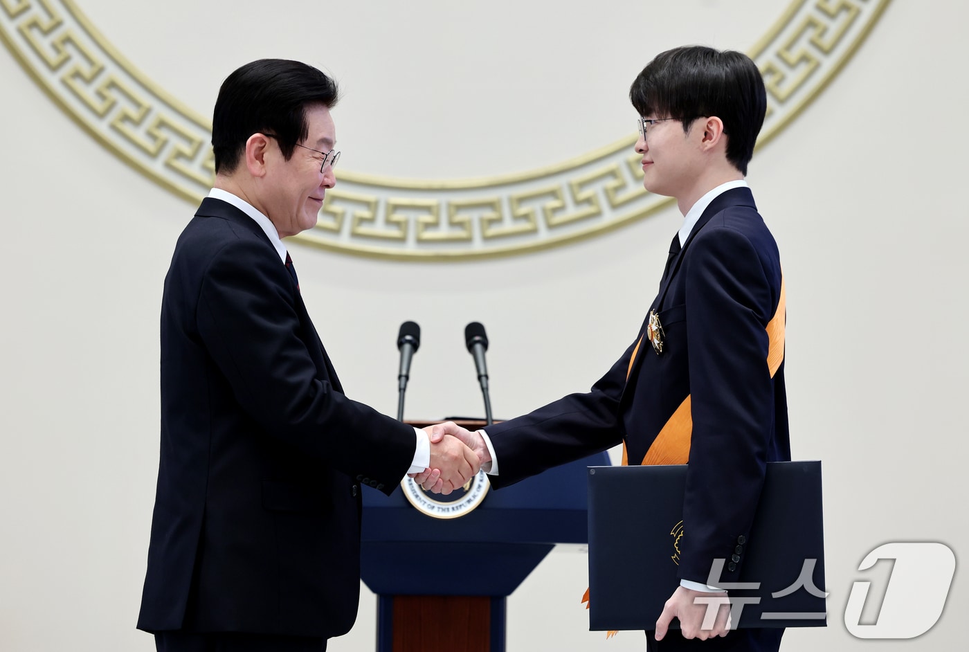 이재명 대통령이 2일 청와대 영빈관에서 열린 2026년 신년 인사회에서 이상혁(페이커) 프로게이머에게 체육훈장 청룡장을 수여하고 있다. 2026.1.2 ⓒ 뉴스1 이재명 기자