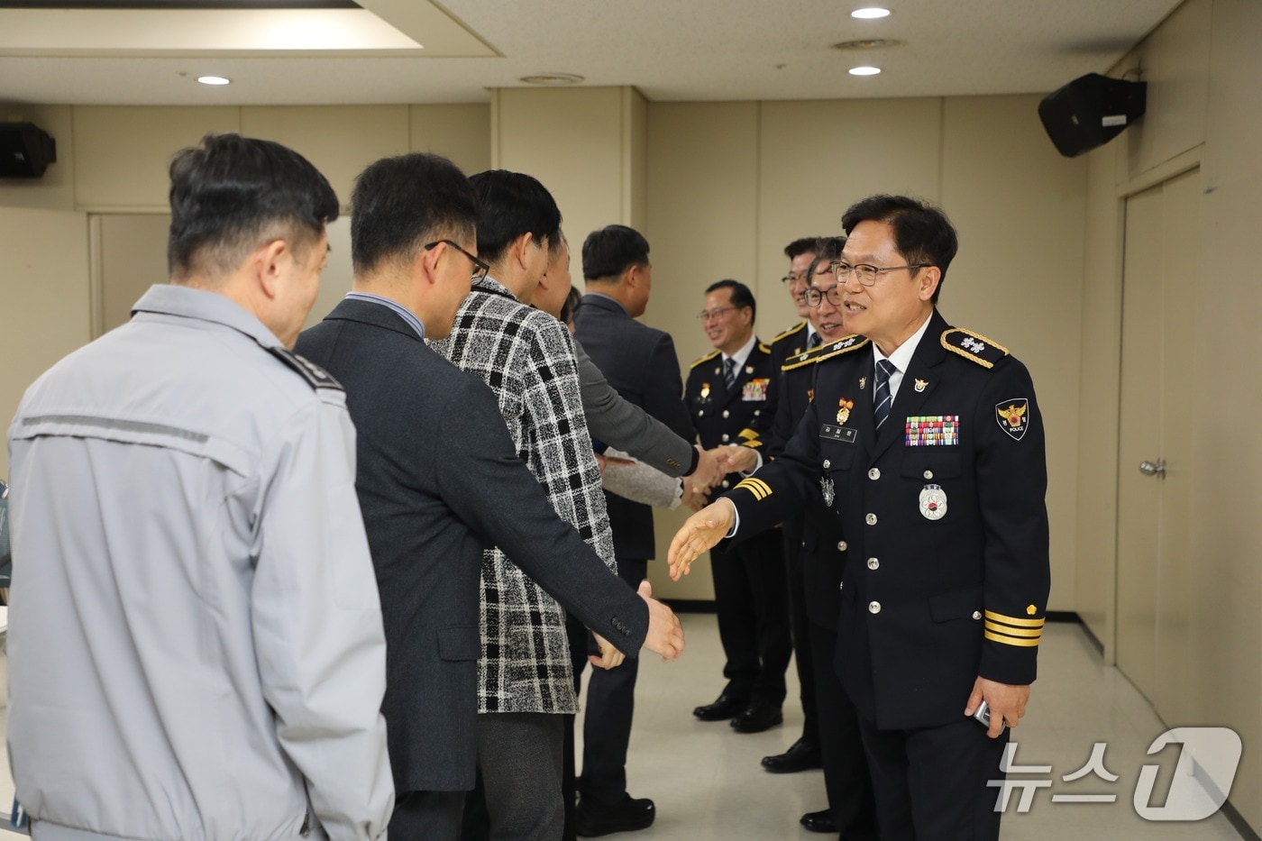김철문 전북경찰청장을 비롯한 전북경찰청 소속 직원들이 서로 악수하고 있다.(전북경찰청 제공. 재판매 및 DB금지)