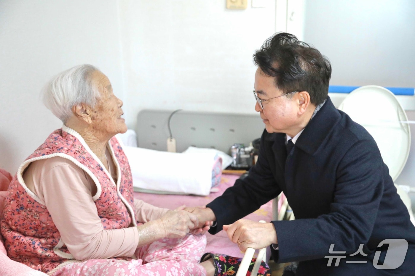 육동한 춘천시장이 2일 후평1동에 거주하는 106세 독거어르신을 찾아 애로사항을 청취했다.(춘천시 제공, 재판매 및 DB금지)