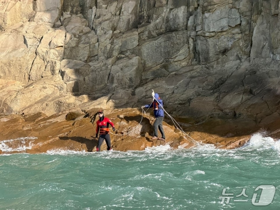 2일 오전 10시 21분쯤 완도군 청산도 장기미 해변 인근 갯바위에서 고립된 50대를 완도해경이 구조하고 있다.(완도해경 제공. 재판매 및 DB 금지)