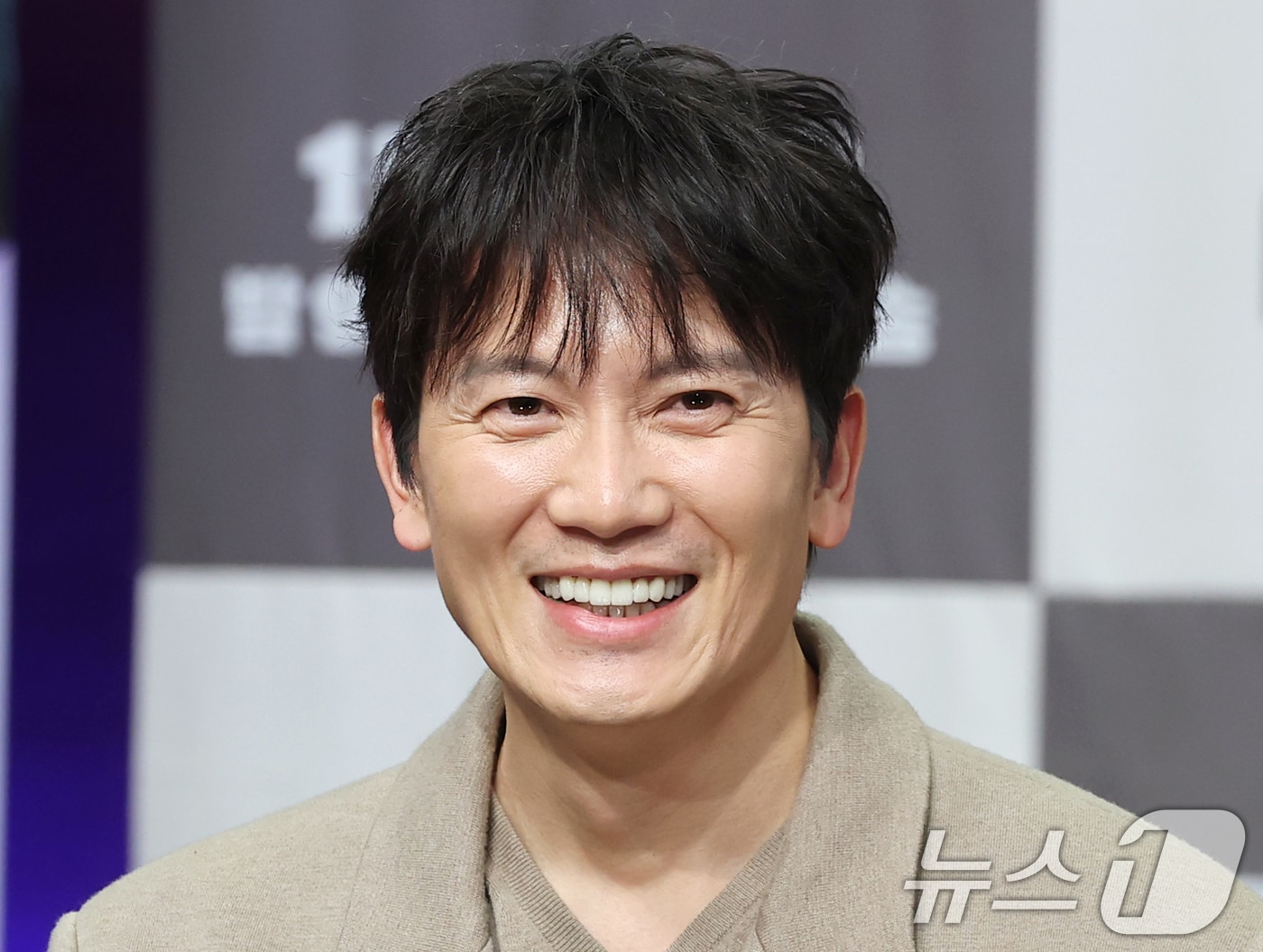 배우 지성이 2일 오후 서울 마포구 MBC 상암 신사옥에서 진행된 MBC 새 금토드라마 ‘판사 이한영’(극본 김광민/연출 이재진, 박미연) 제작발표회에서 미소를 짓고 있다. '판사 이한영’은 거대 로펌의 노예로 살다가 10년 전으로 회귀한 적폐 판사 이한영이 새로운 선택으로 거악을 응징하는 정의 구현 회귀 드라마다. 2026.1.2/뉴스1 ⓒ News1 권현진 기자