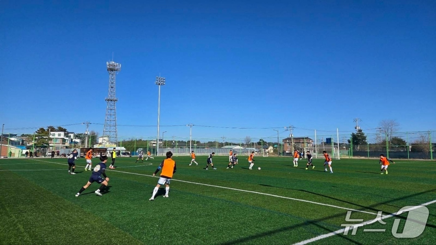 강릉에서 전지훈련 중인 축구팀.(강릉시 제공, 재판매 및 DB 금지) 2025.1.2/뉴스1