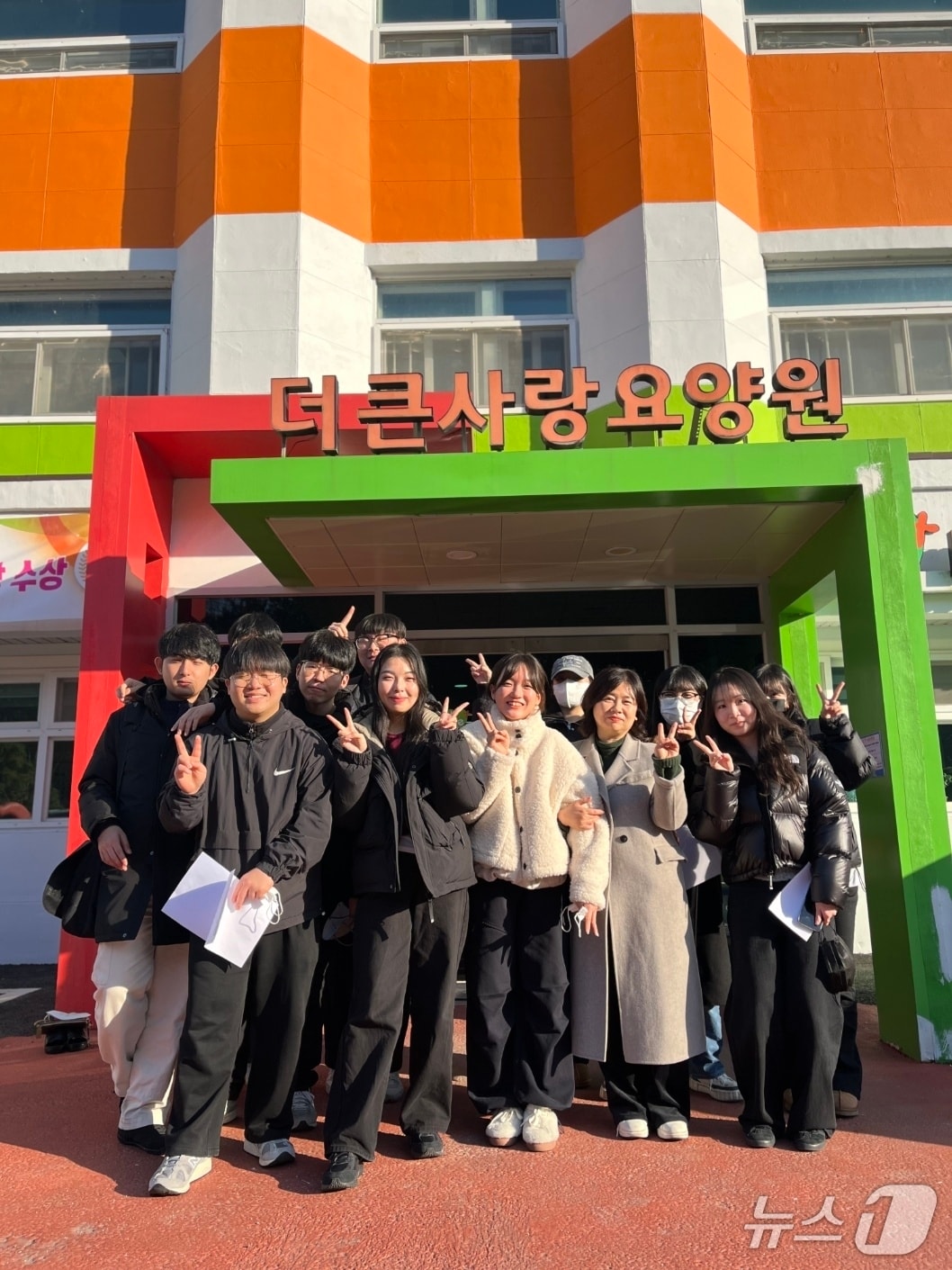 학생들은 논산시에 위치한 더큰사랑요양원에서 집단상담 프로그램을 기획하고 직접 운영하는 경험을 쌓았다.(건양대 제공.재판매 및 DB 금지)/뉴스1