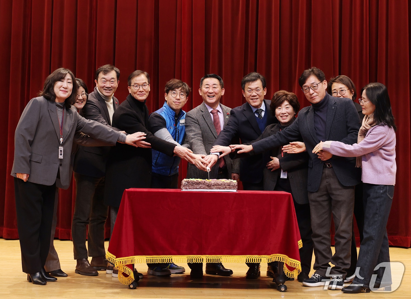 서철모 서구청장이 시무식에서 떡 커팅식을 하고 있다.(서구 제공. 재판매 및 DB금지)/뉴스1