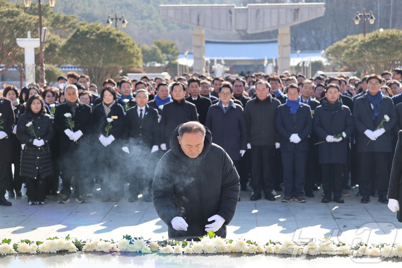 더불어민주당 전남도당이 2일 신년을 맞아 국립 5·18민주묘지를 참배한 가운데 김원이 도당위원장이 분향하고 있다.(도당 제공. 재배포 및 DB 금지)
