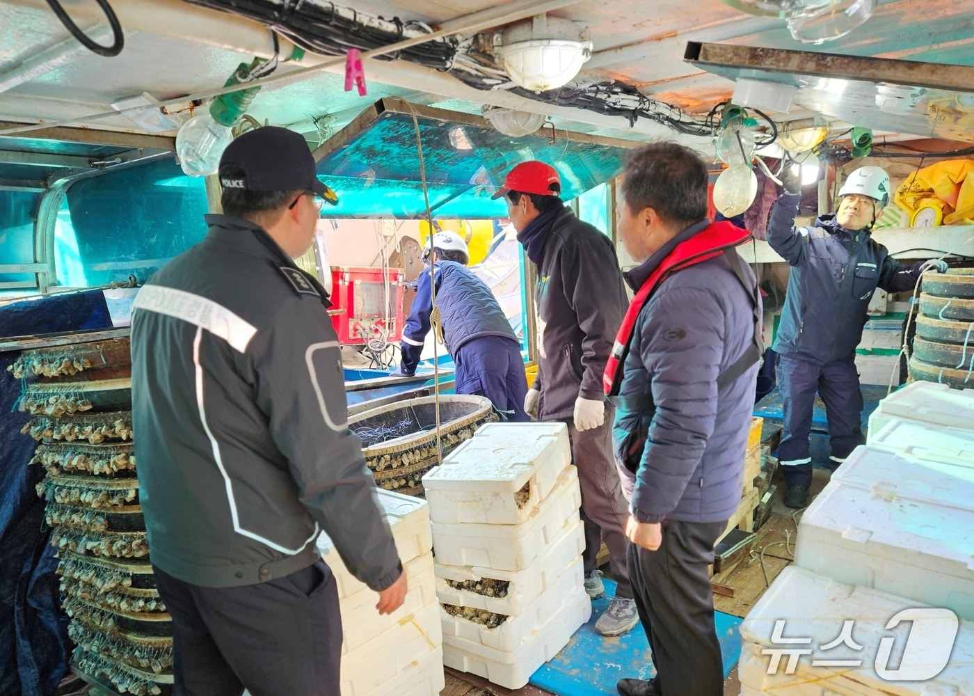 원거리 조업선 대상 합동점검.(강릉해경 제공, 재판매 및 DB 금지) 2026.1.2/뉴스1