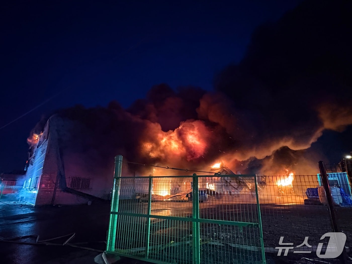 충북 진천 한 컨테이너 창고 화재 모습.(충북소방본부 제공. 재판매 및 DB금지)/뉴스1