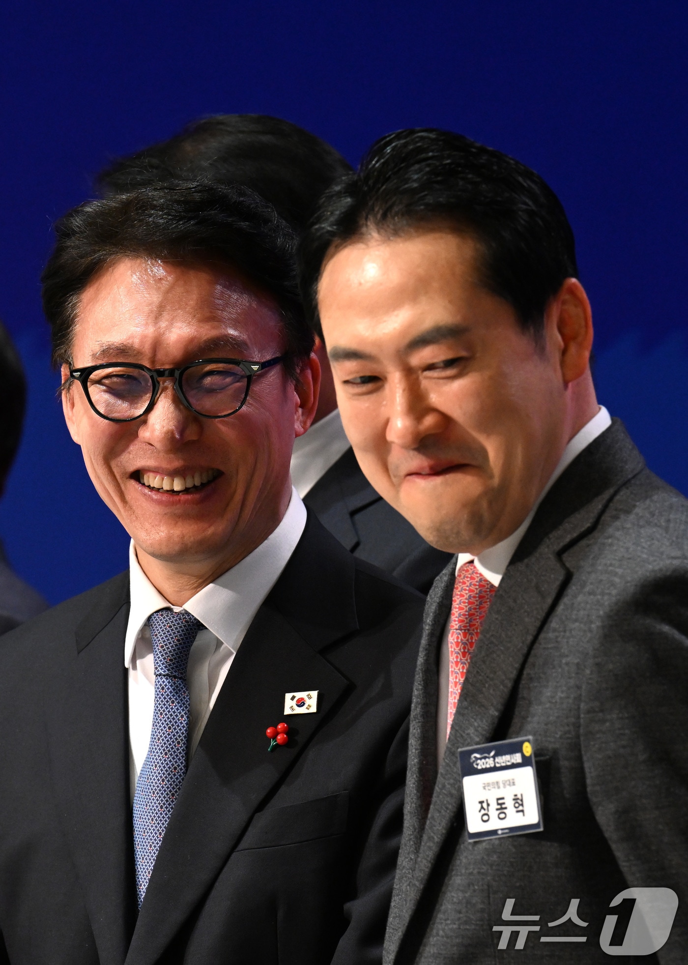 지난 1월 2일 김민석 국무총리가 서울 중구 대한상공회의소 국제회의장에서 열린 ‘2026 경제계 신년인사회’에서 국민의힘 장동혁 대표와 이야기를 하고 있는 모습. 2026.1.2 ⓒ 뉴스1 사진공동취재단