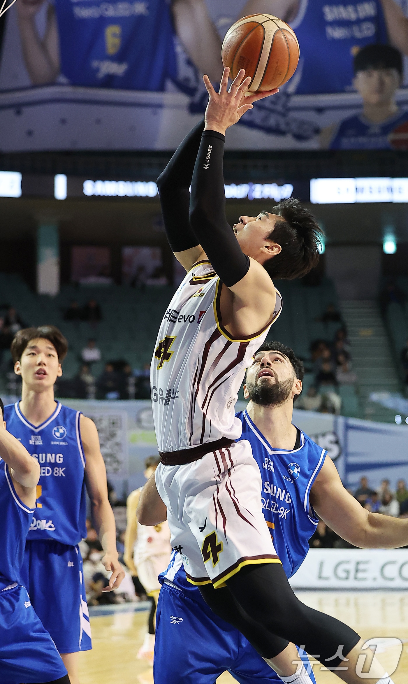 2일 오후 서울 송파구 잠실 잠실실내체육관에서 열린 2025-2026 LG전자 프로농구 정규리그 서울 삼성 썬더스와 창원 LG 세이커스의 경기, 2쿼터 창원 LG 양홍석이 골밑슛을 하고 있다. 2026.1.2 ⓒ 뉴스1 김진환 기자