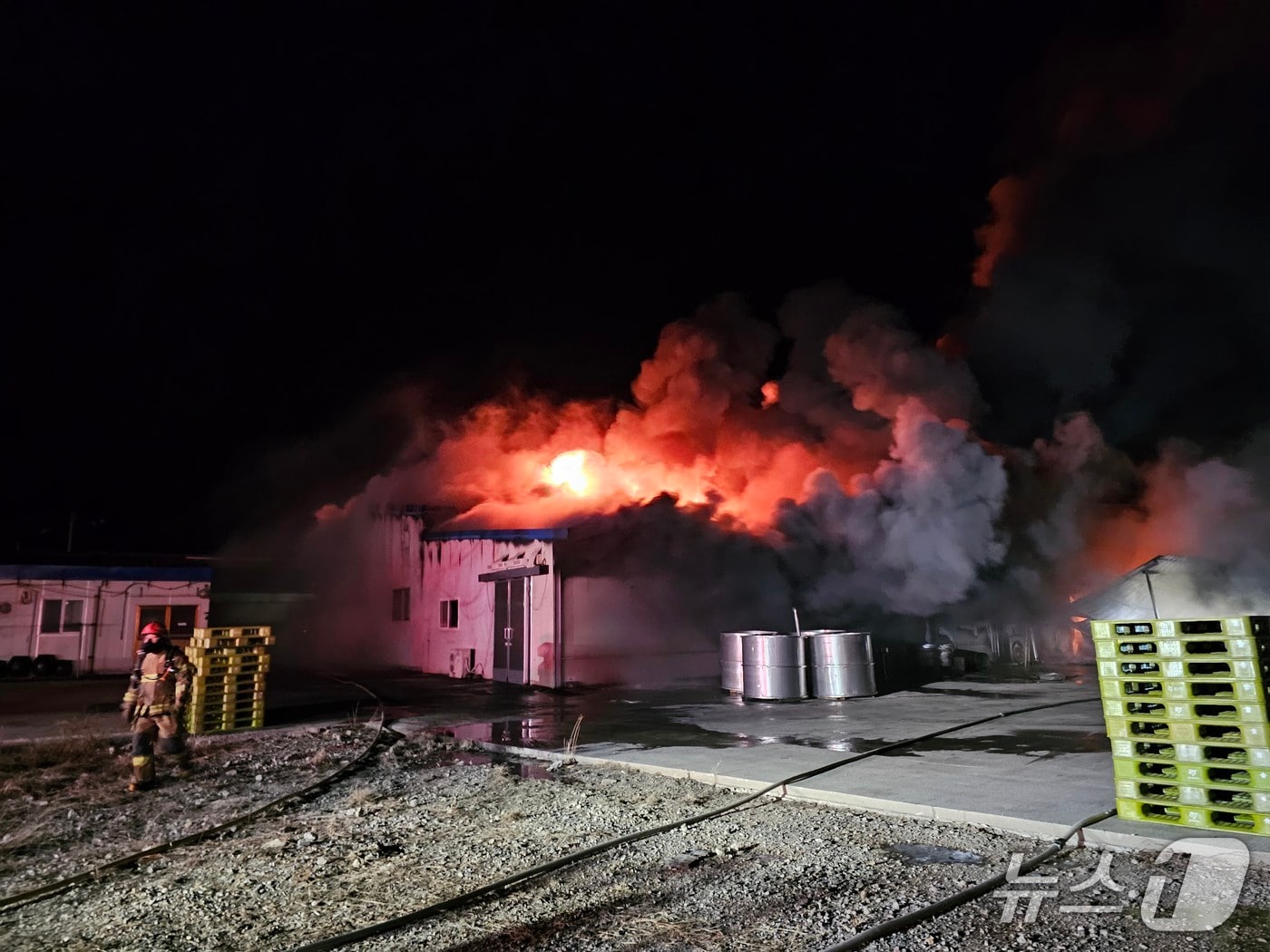 20일 오전 2시 54분쯤 경북 의성군 금성면 청노리 한 식품공장에서 불이나 소방 당국이 진화하고 있다.(독자 제공)2026.1.20/뉴스1