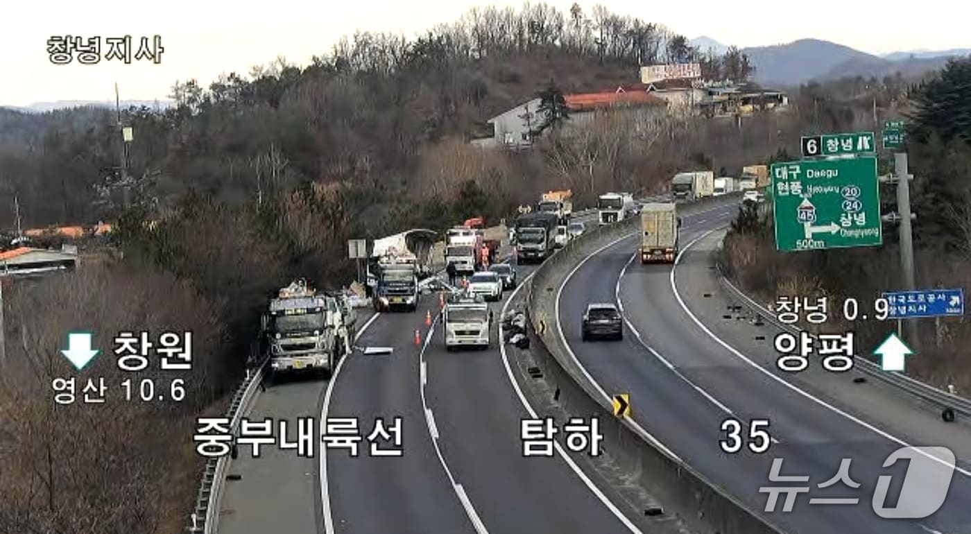 20일 오전 6시 20분쯤 경남 창녕군 대지면 중부내륙고속도로 창원 방향 창녕 나들목 부근에서 화물차 3대가 잇따라 추돌했다. 사진은 사고 현장 모습.(도로공사 고속도로 교통정보 갈무리.)