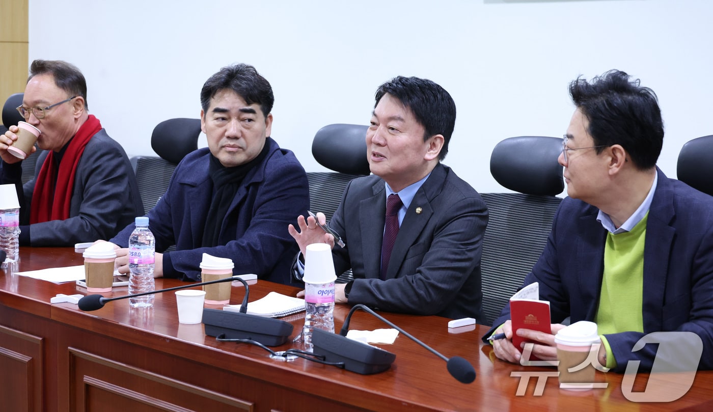 안철수 국민의힘 의원 등이 지난 20일 서울 여의도 국회 의원회관에서 열린 국민의힘 소장파 모임 '대안과 미래' 정기 모임에서 현안을 논의하고 있다. 2026.1.20/뉴스1 ⓒ News1 신웅수 기자