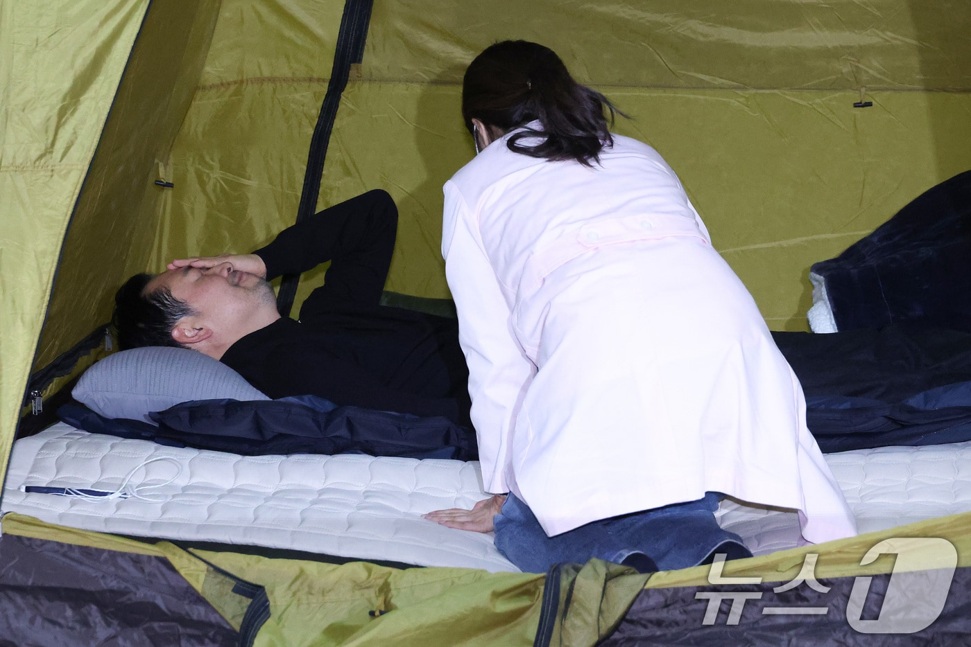 의료진이 20일 서울 여의도 국회 로텐더홀에 마련된 장동혁 국민의힘 단식 농성장을 찾아 건강 상태를 확인하고 있다. 2026.1.20/뉴스1 ⓒ News1 신웅수 기자