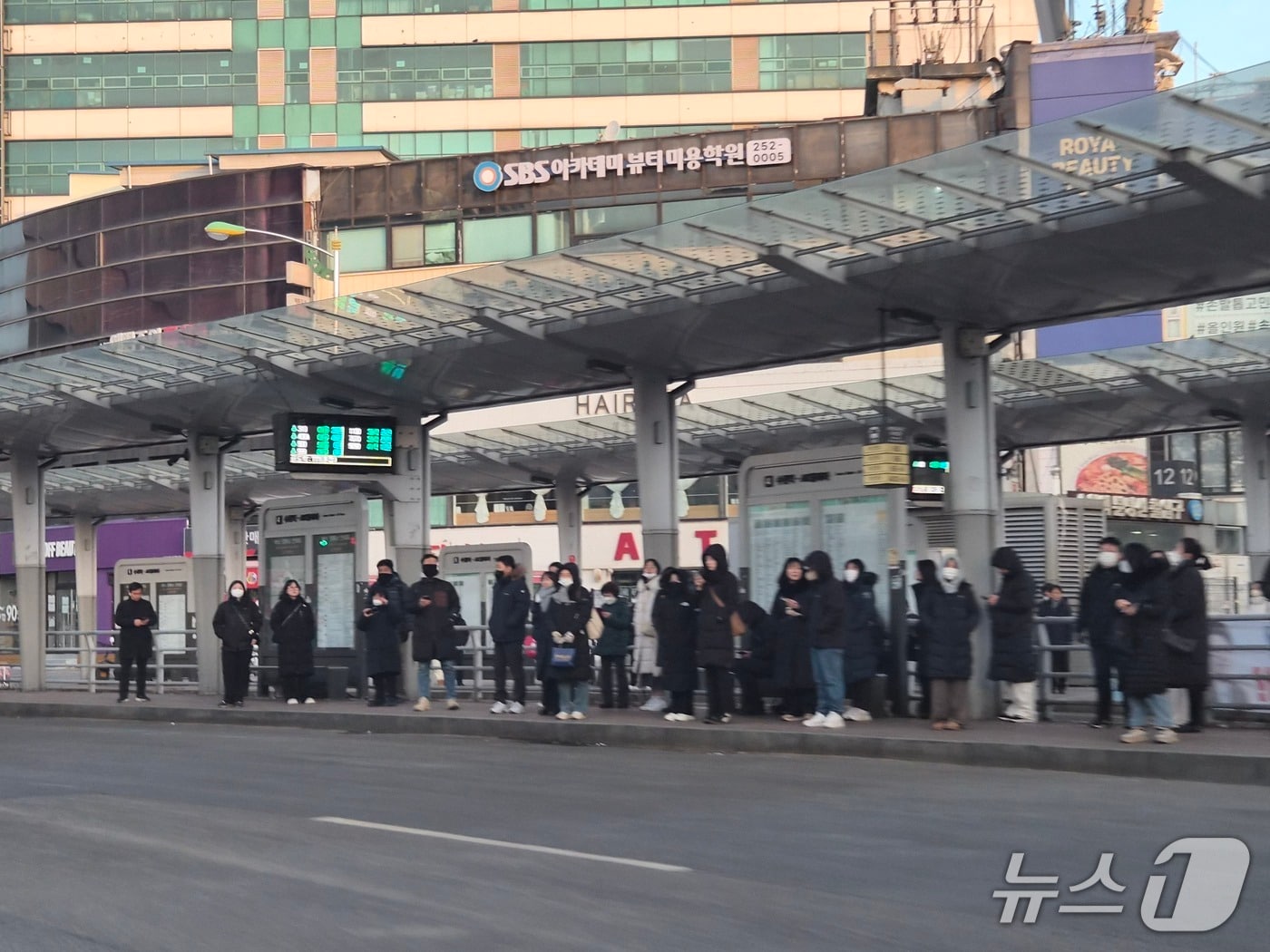 20일 오전 경기 수원시 팔달구 수도권 1호선 수원역 앞 버스정류장에 방한용품으로 중무장한 시민 여럿이 버스를 기다리고 있다. 2026.1.20/뉴스1 ⓒ News1 김기현 기자