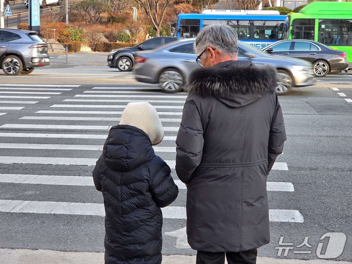20일 오전 한파 속에서 학부모가 등교하는 아이와 함께 길을 나서고 있다.2026.1.20/뉴스1ⓒ News1 이성덕 기자