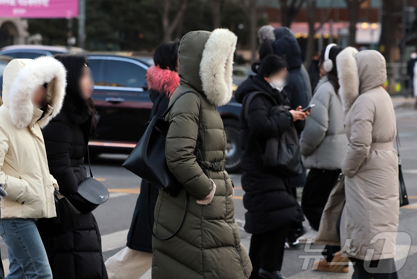 절기상 대한(大寒)인 20일 오전 서울 광화문네거리에서 두꺼운 옷을 입은 시민들이 출근길 발걸음을 옮기고 있다. 2026.1.20/뉴스1 ⓒ News1 김진환 기자