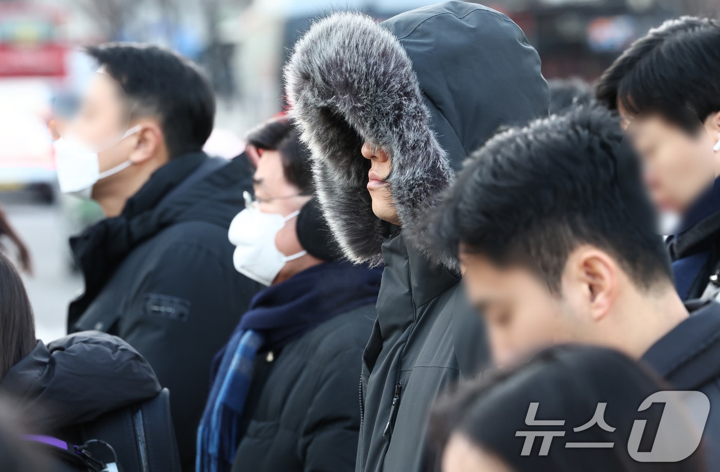 서울 종로구 세종대로 사거리에서 두터운 옷을 입은 시민들이 이동하고 있다. /뉴스1 ⓒ News1 최지환 기자