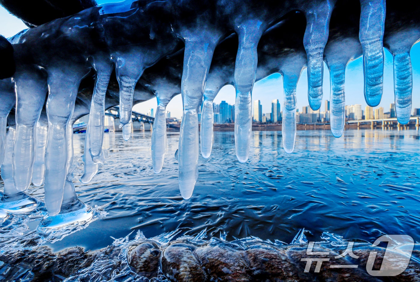 서울 광진구 인근 한강에 고드름이 얼어붙은 모습. (뉴스1 DB) 2026.1.20/뉴스1 ⓒ News1 이호윤 기자