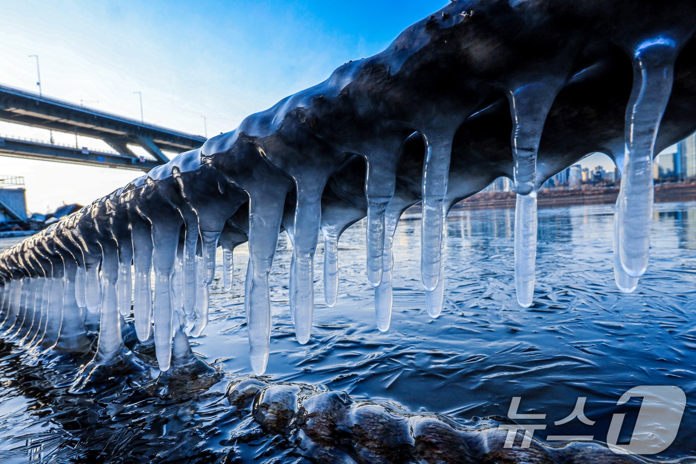 한파주의보가 발효된 20일 서울 광진구 인근 한강에 고드름이 얼어있다. 2026.1.20/뉴스1 ⓒ News1 이호윤 기자