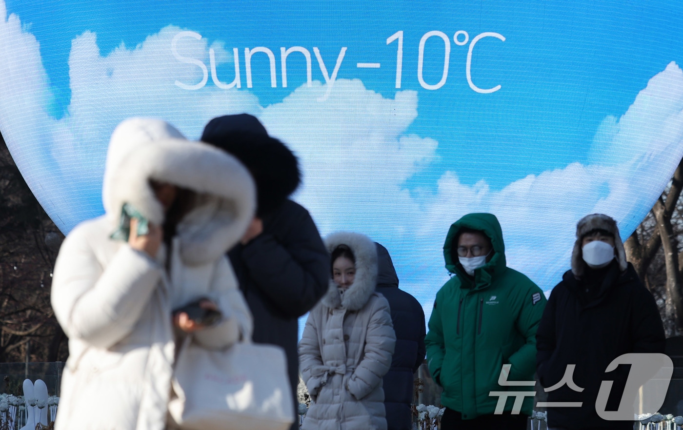 20일 서울 송파구 미디어아트 조형물인 ‘더 스피어’에 표시된 실시간 온도가 영하 10도를 나타내고 있다. 기상청은 당분간 북쪽에서 찬 공기가 내려오면서 낮 기온도 영하권에 머무는 추운 날씨가 이어질 것으로 전망했다. 2026.1.20/뉴스1 ⓒ News1 박지혜 기자