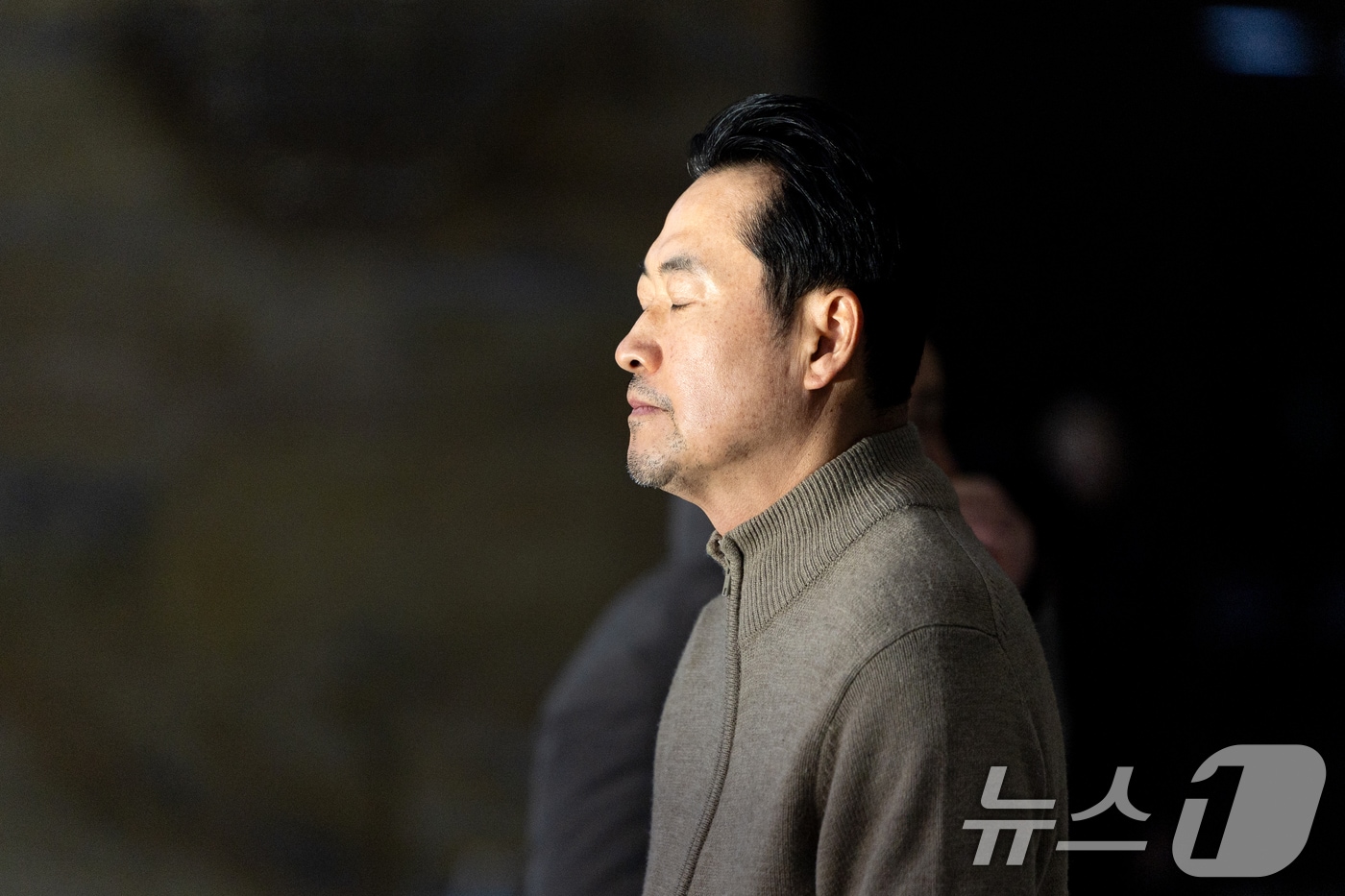 지난 20일 더불어민주당의 통일교 및 공천뇌물 특검 수용을 촉구하며 6일째 단식을 이어가고 있는 장동혁 국민의힘 대표가서울 여의도 국회 로텐더홀에서 생각에 잠겨있다. 2026.1.20/뉴스1 ⓒ News1 이승배 기자