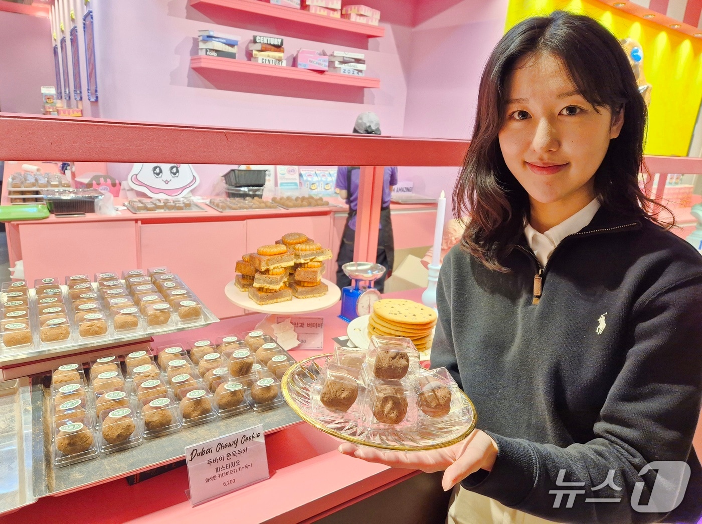 롯데백화점 관계자가 두바이쫀득쿠키를 소개하고 있다.(롯데백화점 부산본점 제공. 재판매 및 DB 금지)