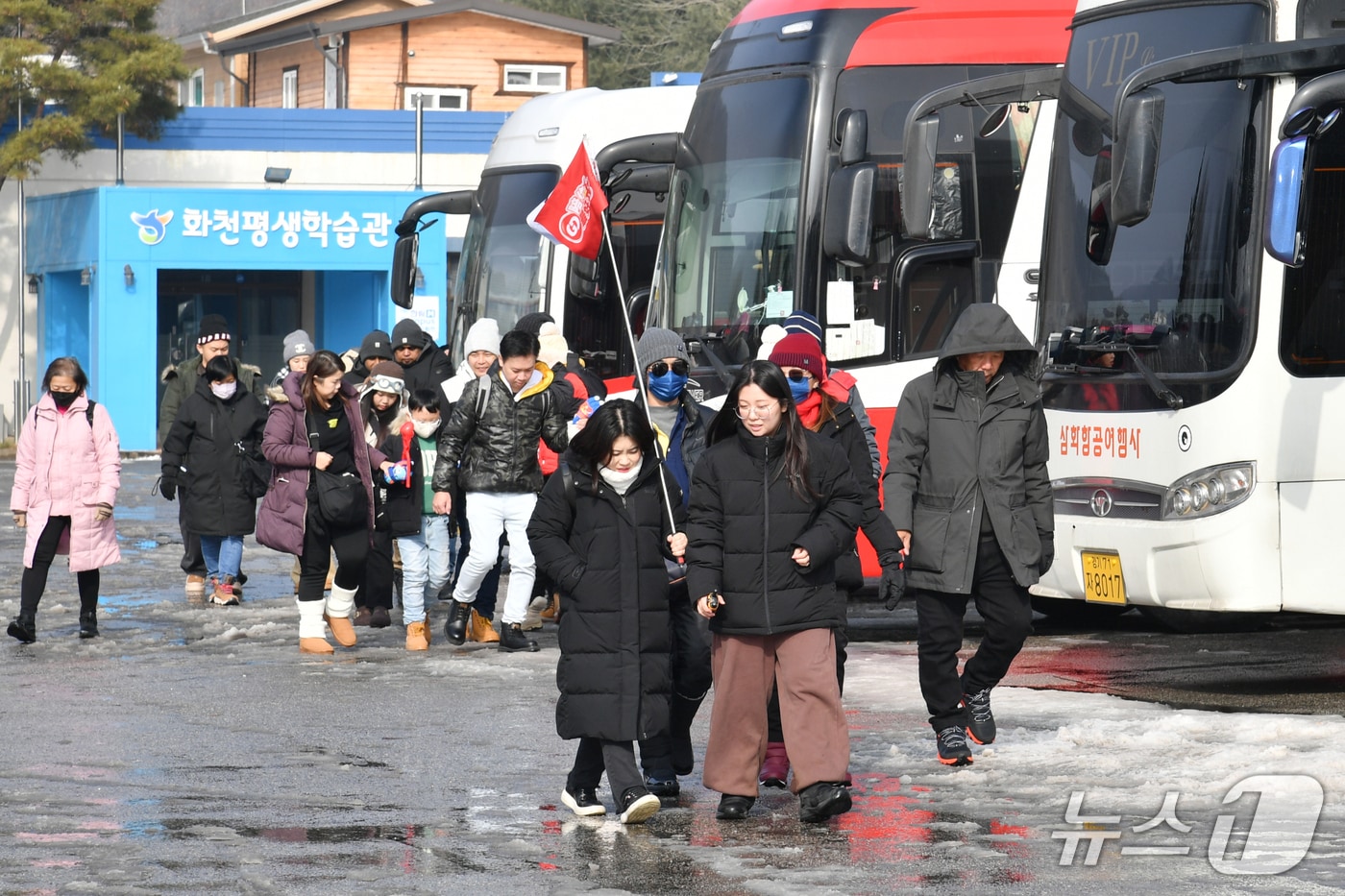 동남아시아 관광객들이 지난 17일 화천산천어축제장으로 들어가고 있다.(화천군 제공, 재판매 및 DB금지)