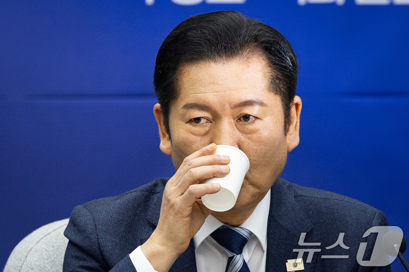 정청래 더불어민주당 대표가 20일 서울 여의도 국회에서 열린 공소청법·중대수사청법 공청회(정책의원총회)에서 물을 마시고 있다. 2026.1.20/뉴스1 ⓒ News1 유승관 기자