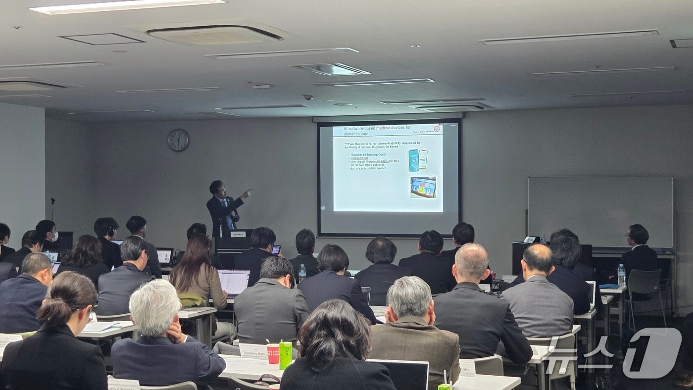 원장원 경희대병원 가정의학과 교수가 17일 일본 나고야 윙 아이치 컨벤션 센터에서 열린 제 11회 노인의학 이노베이션 포럼에서 아시아 치매 관리 해법을 발표하고 있다(경희대병원 제공)