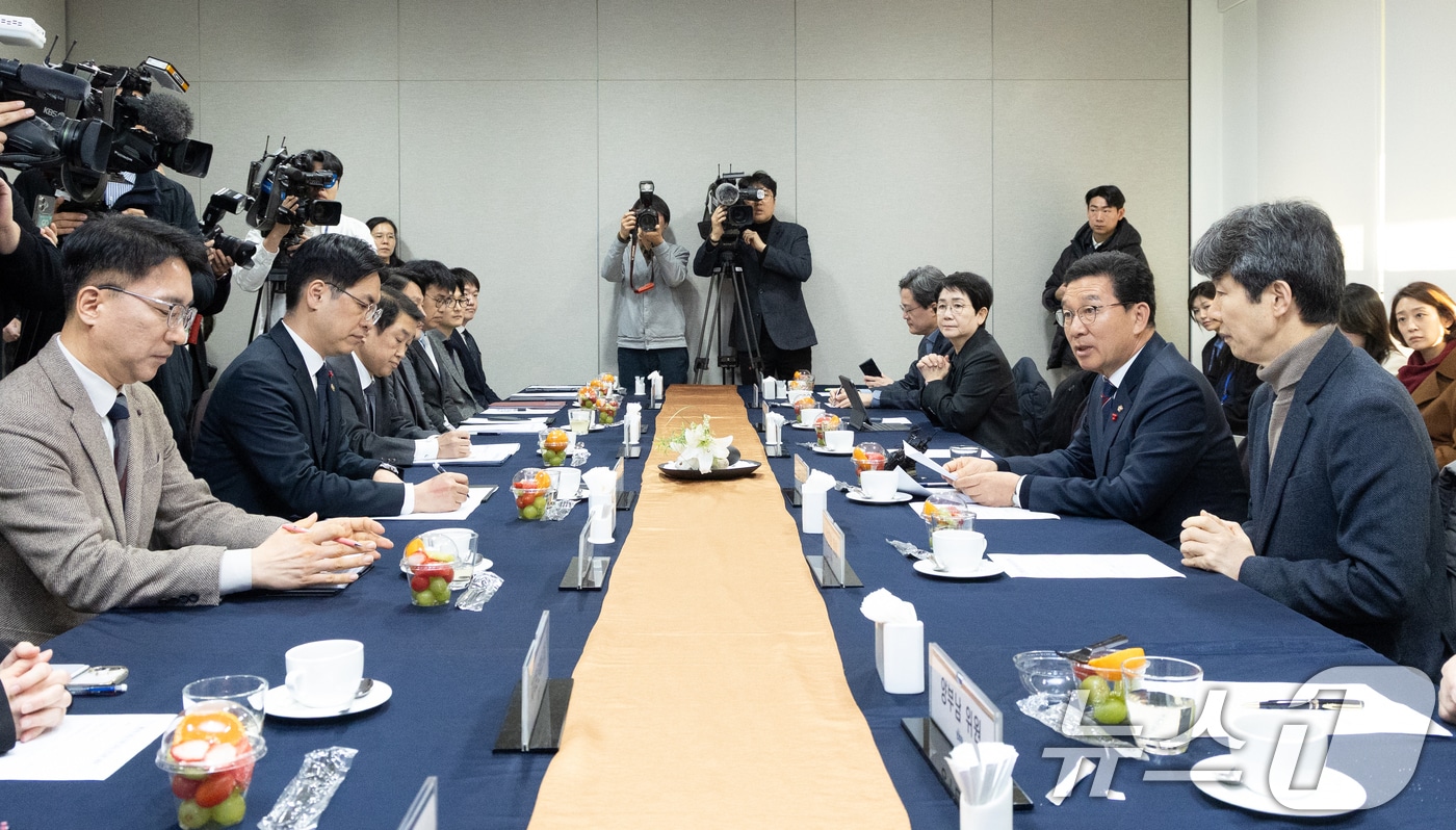 신정훈 국회 행정안전위원장이 20일 서울 여의도 국회에서 열린 행정통합 관련 행정안전부 보고에서 인사말하고 있다. 2026.1.20/뉴스1 ⓒ News1 이승배 기자