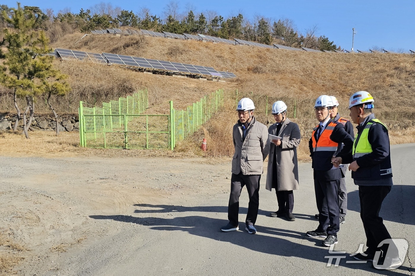 서성재 한국남부발전 기술안전부사장(왼쪽에서 세 번째)이 지난 16일 하동복합건설본부를 방문해 발전소 사업부지를 살펴보며, 착공 준비상태를 점검하고 있다. (한국남부발전 제공. 재판매 및 DB금지) 2026.1.20 /뉴스1