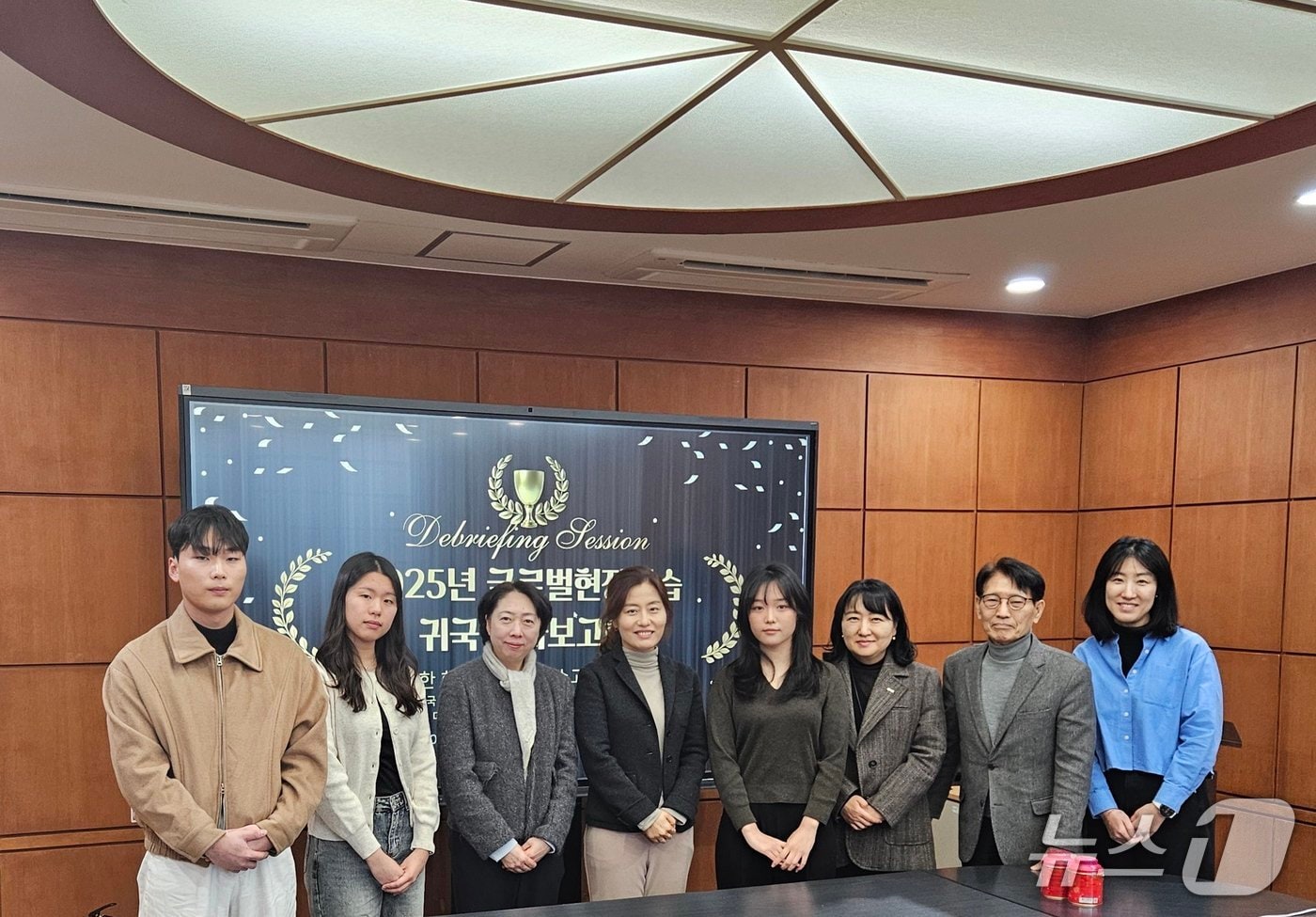 우송정보대학 글로벌현장학습 참가자 3명이 귀국발표회 후 기념촬영하고 있다. (우송정보대 제공.재판매 및 DB금지)/뉴스1 