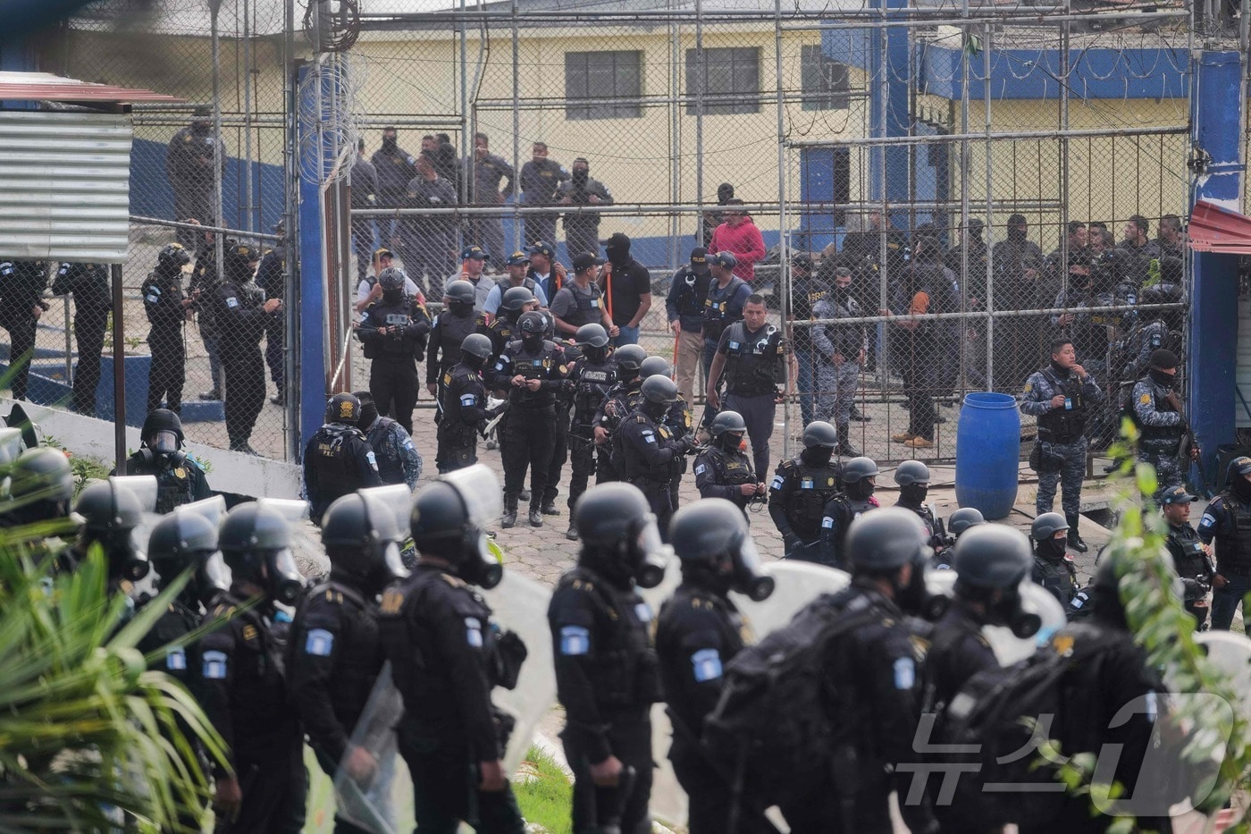 18일(현지시간) 과테말라시티에 있는 남성 예방구금시설 입구를 과테말라 경찰이 경비하고 있다. 2026.01.18. ⓒ AFP=뉴스1 ⓒ News1 이정환 기자