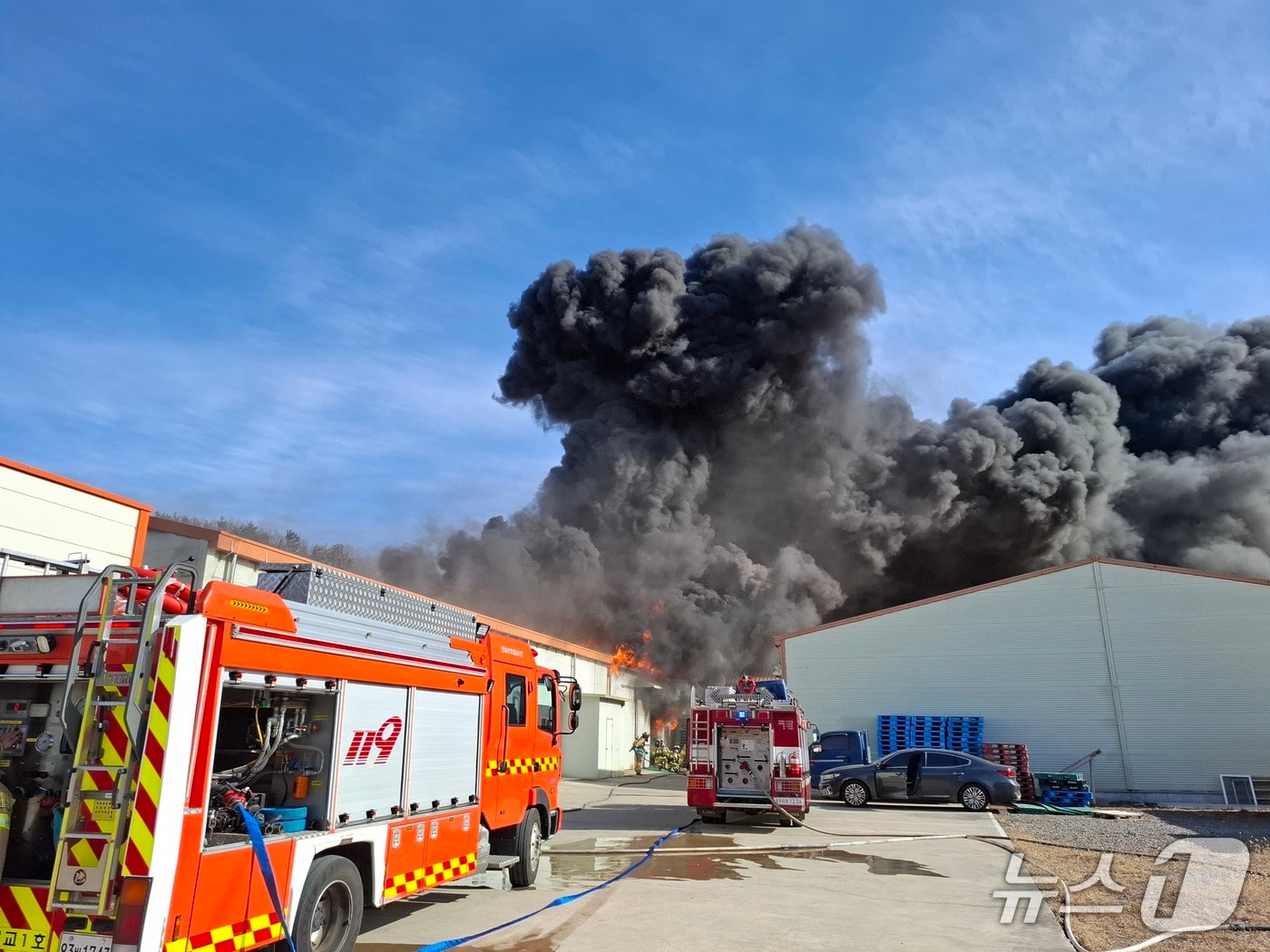 20일 오후 1시 34분쯤 고흥군 동강면 수산물가공 공장에서 불이 나 소방이 진화 작업을 펼치고 있다. (전남소방본부 제공. 재판매 및 DB금지)