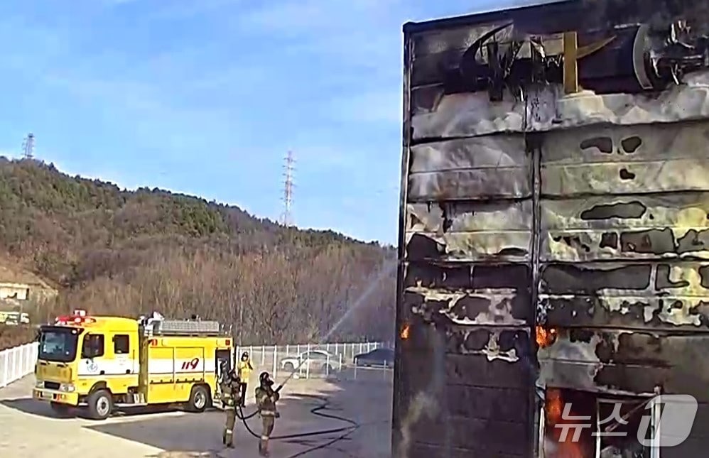 20일 낮 12시28분쯤 경북 구미시 산동읍 성수리 농업용 전기차 제작 공장에서 불이나 소방 당국이 진화하고 있다.(경북소방본부 제공.재판매 및 DB 금지)2026.1.20/뉴스1