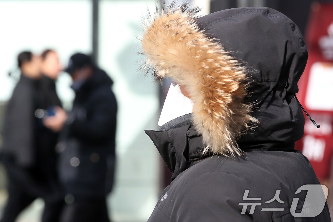 절기상 대한(大寒)인 20일 대구 중구 동성로에서 시민들이 매서운 추위를 견디기 위해 두꺼운 겨울 외투와 모자 등 방한용품으로 중무장한 채 발걸음을 옮기고 있다. 2026.1.20/뉴스1 ⓒ News1 공정식 기자