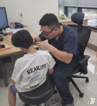 서울365의원에서 환자를 진료하고 있다.(영등포구 제공)