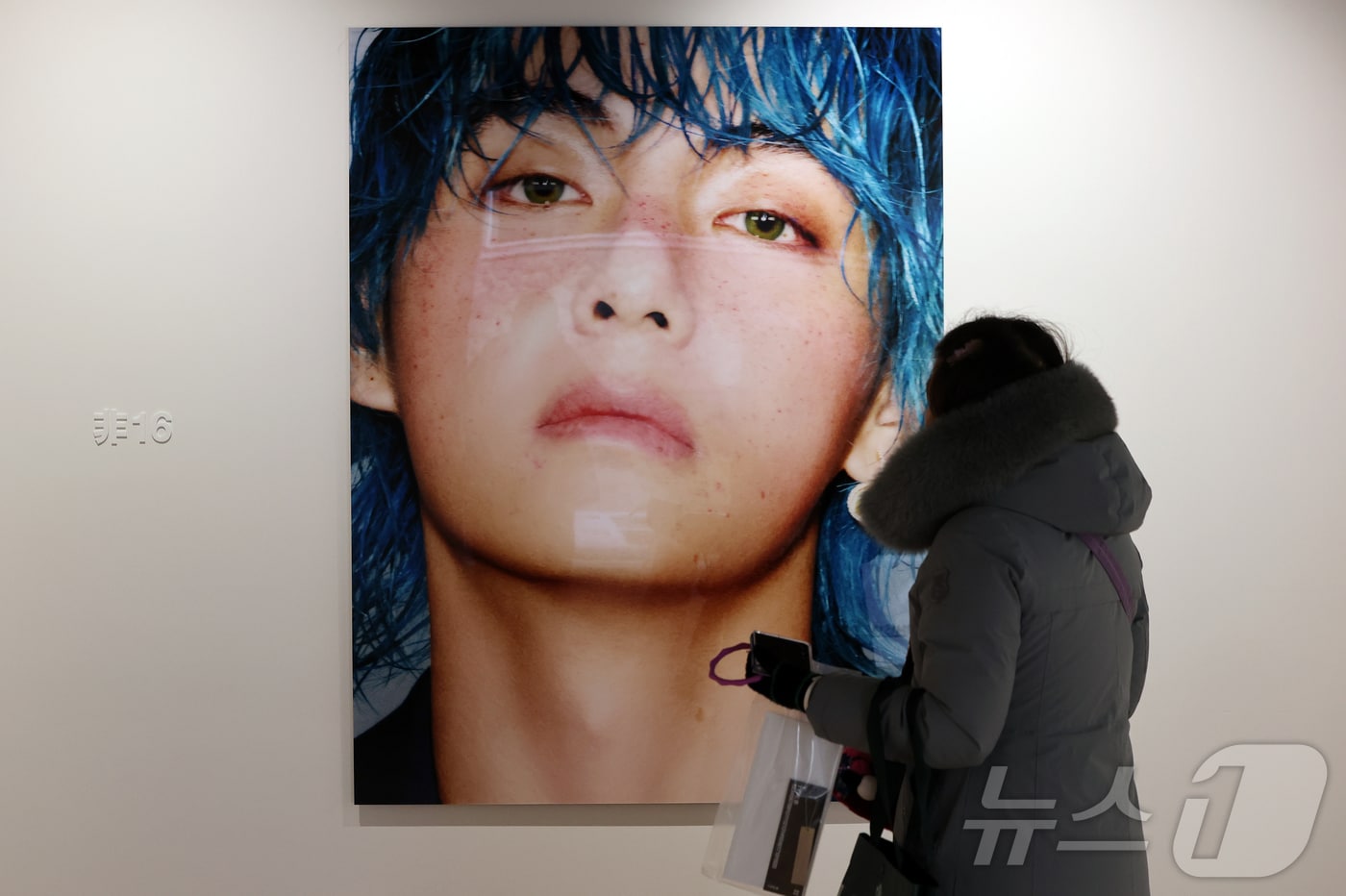 20일 오후 서울 중구 프리즈 하우스 서울에서 열린 BTS 뷔의 포토북 ‘타입 비(TYPE 非)’ 발간 기념 오프라인 전시 ‘뷔 타입 비 : 온-사이트 인 서울(V TYPE 非 : ON-SITE IN SEOUL)’을 찾은 관람객들이 전시물을 관람하고 있다. 한편 뷔가 속한 BTS는 3월 20일 다섯 번째 정규 앨범 ‘아리랑(ARIRANG)’을 발매한다. 2026.1.20 ⓒ 뉴스1 김진환 기자