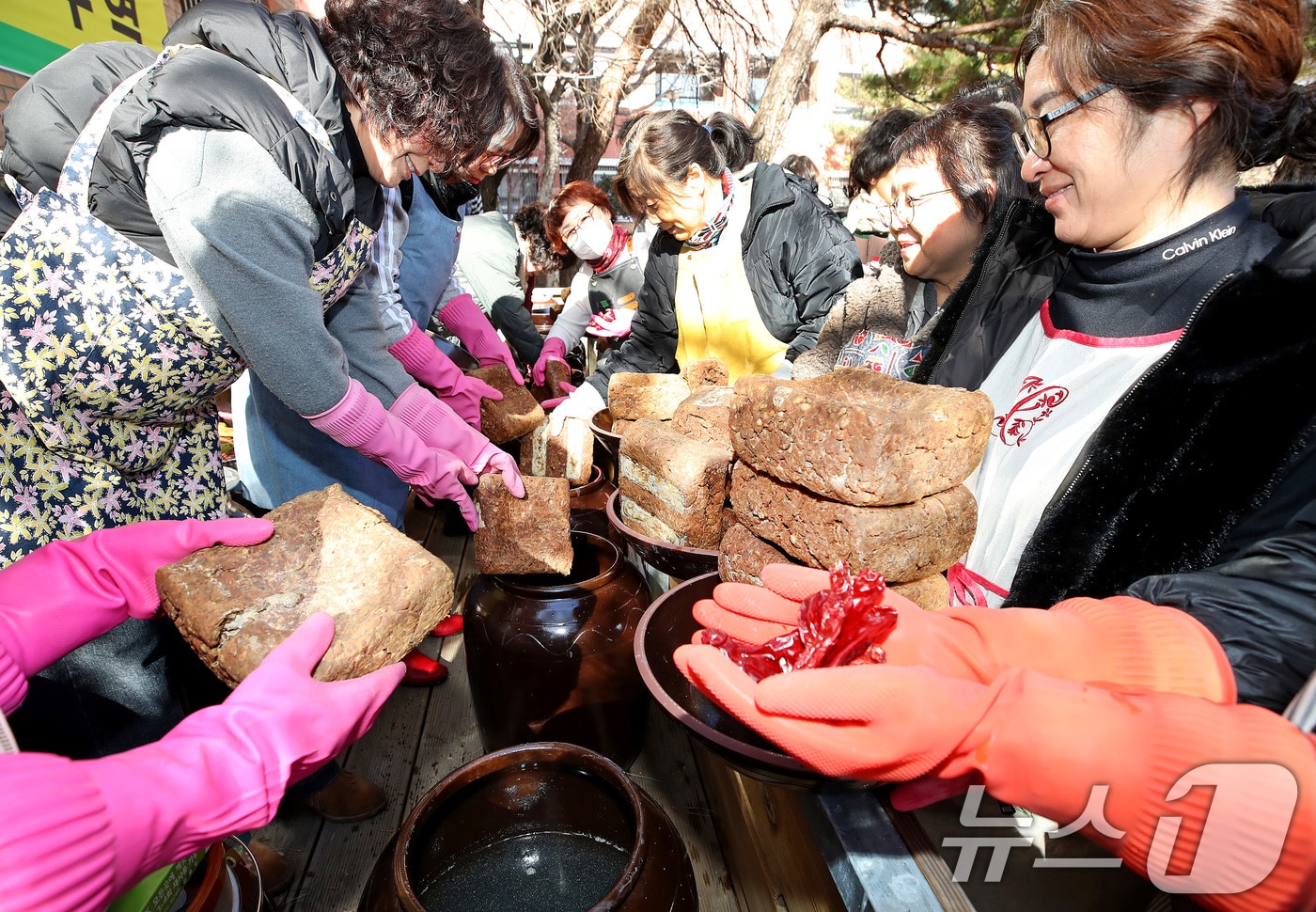 20일 대구 달서구 계명문화대에서 열린 '장 담그기 특강'에 참여한 슬로우푸드조리과 성인학습자와 달서구 주민이 전통 방식으로 장을 담그고 있다. 2026.1.20/뉴스1 ⓒ News1 공정식 기자