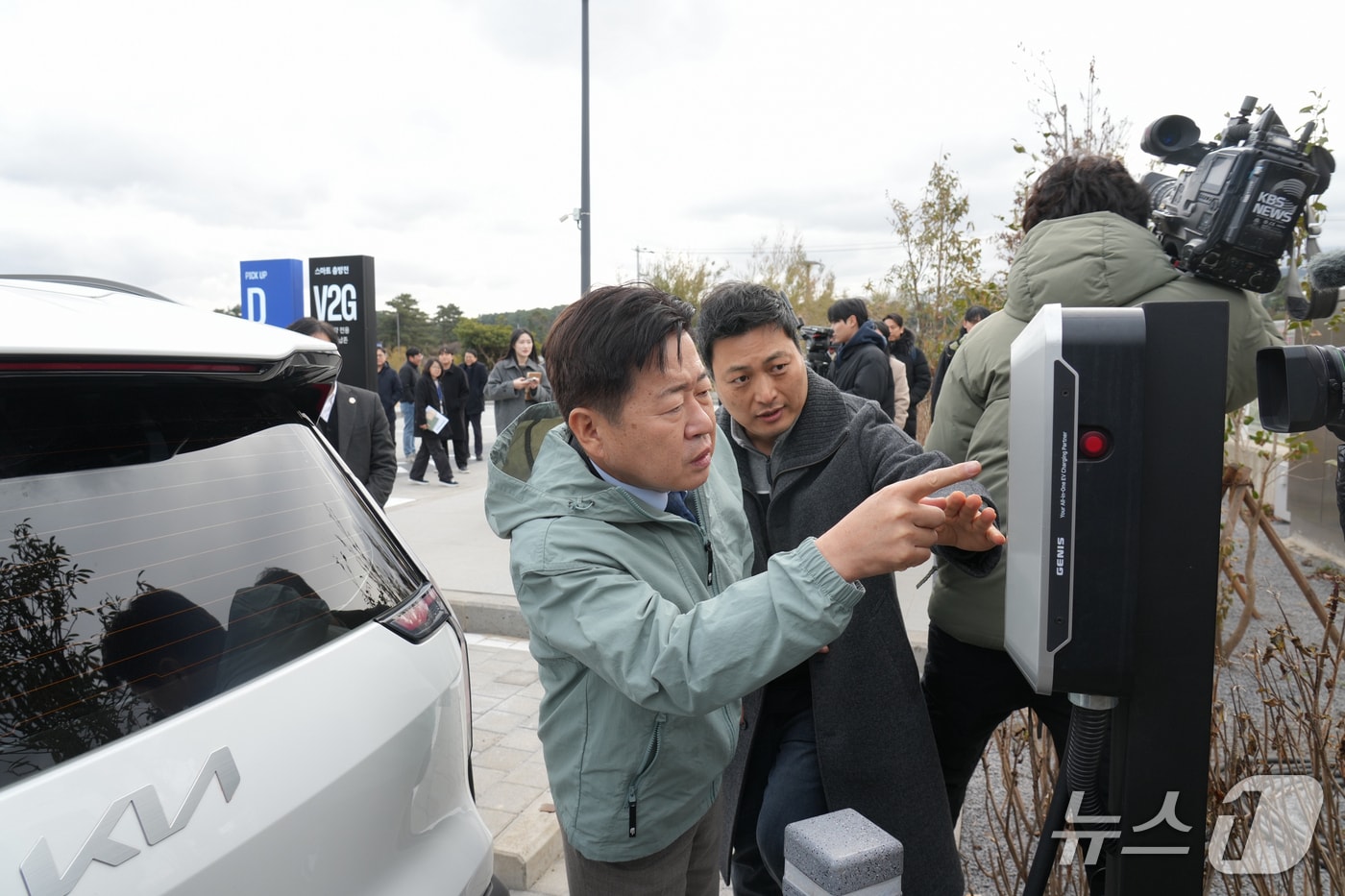 V2G 시범사업 현장 둘러보는 오영훈 제주지사. (제주도 제공. 재판매 및 DB금지)/뉴스1