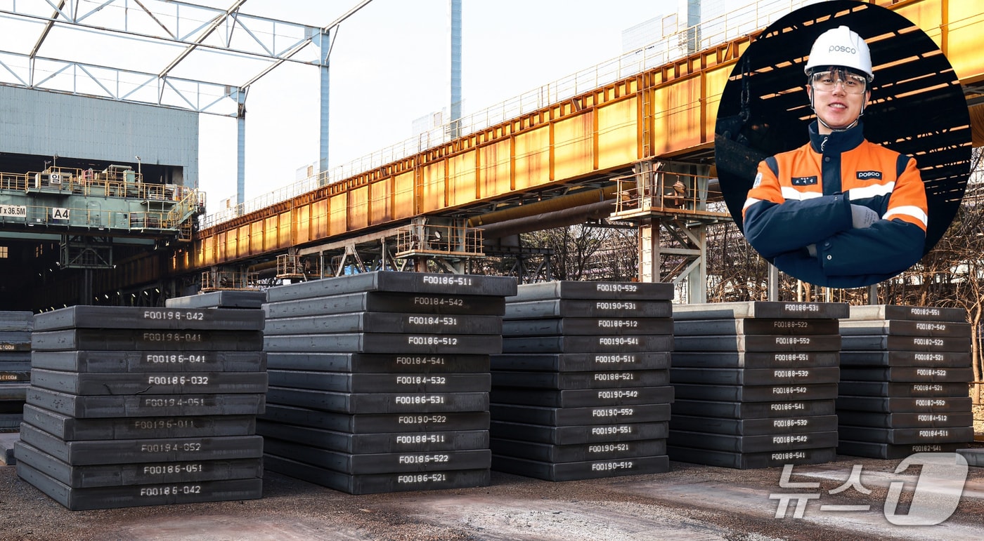  20일 포스코 포항제철소가 슬라브 야드의 안전사고 예방 및 작업환경 개선을 위해 스마트 CCTV 기반 마킹 자동 인식 및 크레인 작업관리 자동화를 도입해 운영 중이다. 사진은 슬라브 야적장과 자동화 시스템을 개발한 제강부 조재송 대리. (포스코 포항제철소제공, 재판매 및 DB금지) 2026.1.20/뉴스1