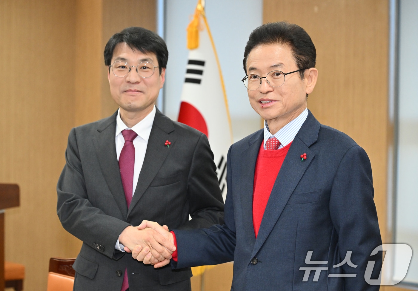 이철우 경북지사(오른쪽)와 김정기 대구시장 권한대행이 최근 경북도청에서 열린 대구경북 행정통합 추진협의회의에 참석해 악수하는 모습. (경북도 제공. 재판매 및 DB 금지) 2026.1.20/뉴스1 ⓒ News1 공정식 기자
