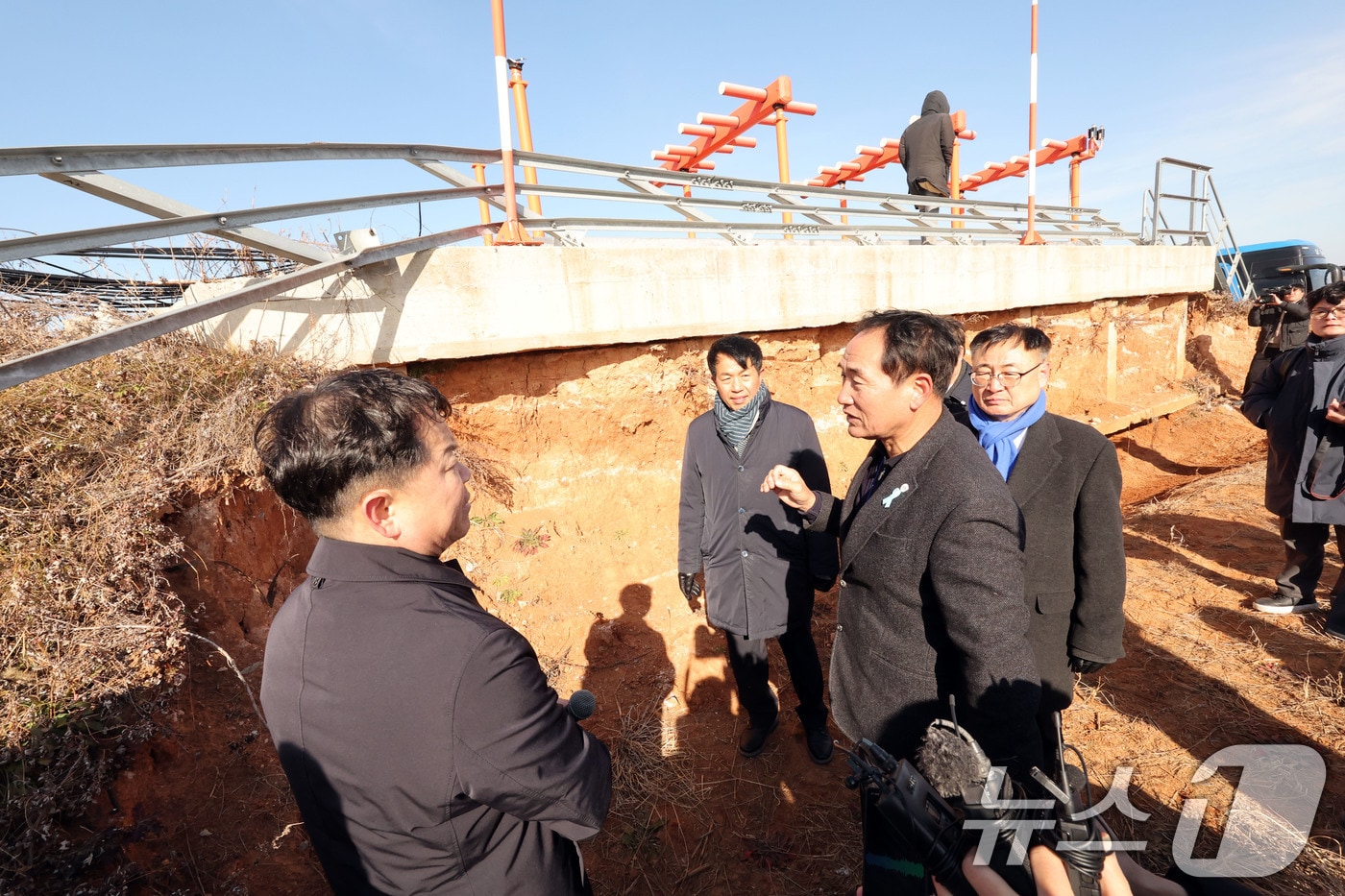 20일 무안국제공항에서 열린 12·29 여객기 참사 진상규명을 위한 국정조사 특별위원회 현장조사에서 위원들이 로컬라이저 관련 질의하는 유가족에 발언을 경청하고 있다. 2026.1.20/뉴스1 ⓒ News1 박지현 기자