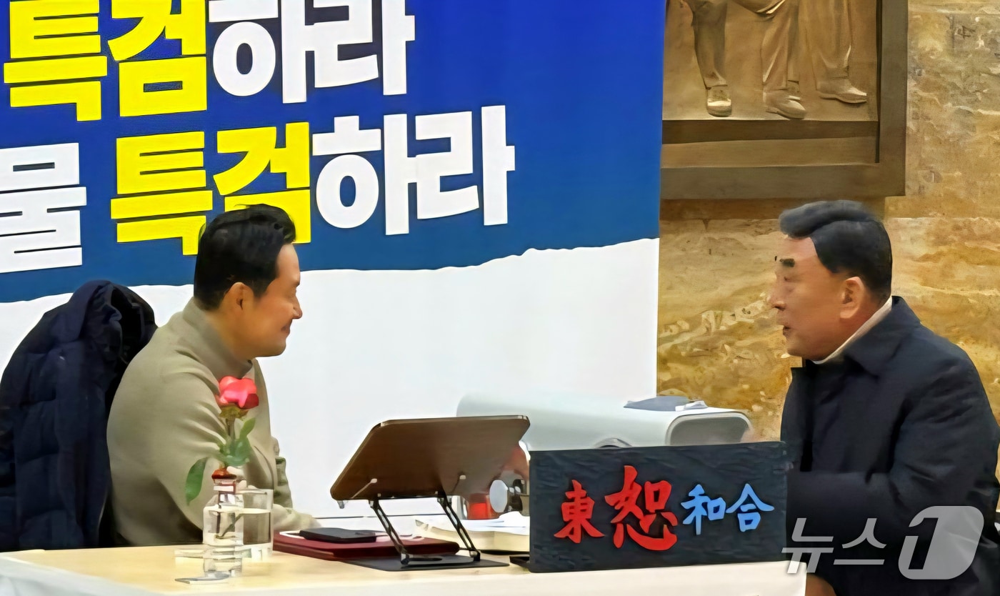 김두겸 울산시장이 20일 국회 본청에서 단식 중인 장동혁 국민의힘 대표를 찾아 격려의 메시지를 전하고 있다. (울산시 제공. 재판매 및 DB 금지) /뉴스1 