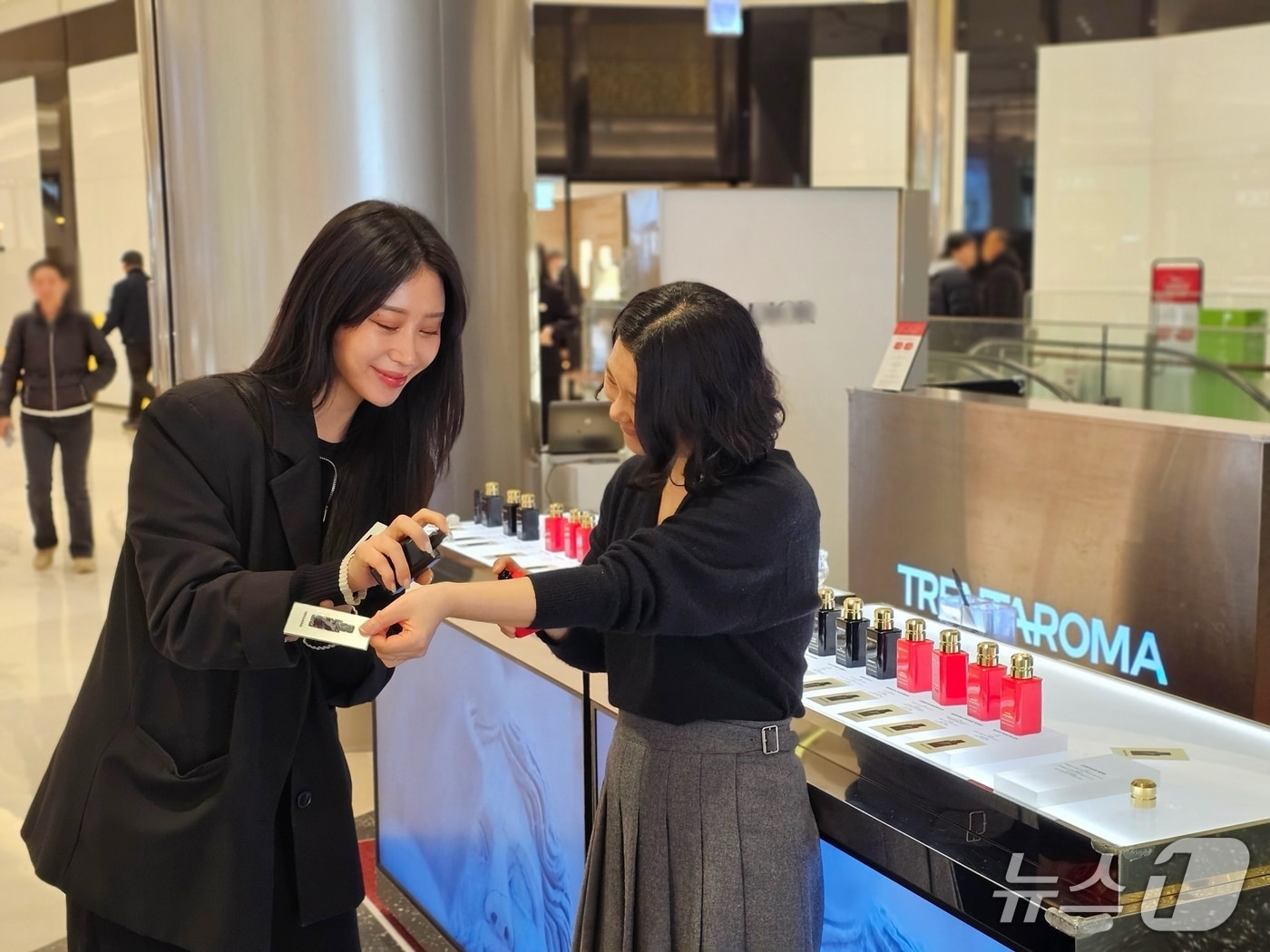 신세계백화점 센텀시티를 방문한 고갹이 트렌타로마의 향수를 시향해 보고 있다.(신세계 센텀시티 제공. 재판매 및 DB 금지)