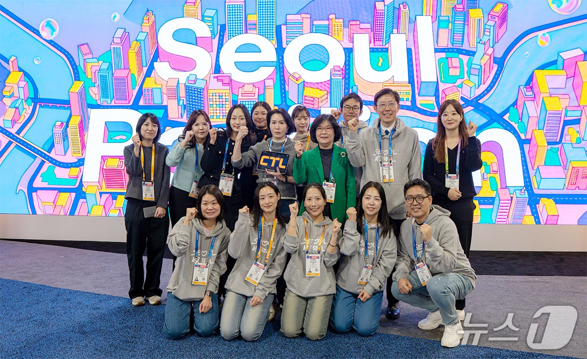 이향숙 이화여대 총장과 CES에 참가한 이화여대 창업기업 관계자들이 기념촬영을 하고 있다. (이화여대 제공)