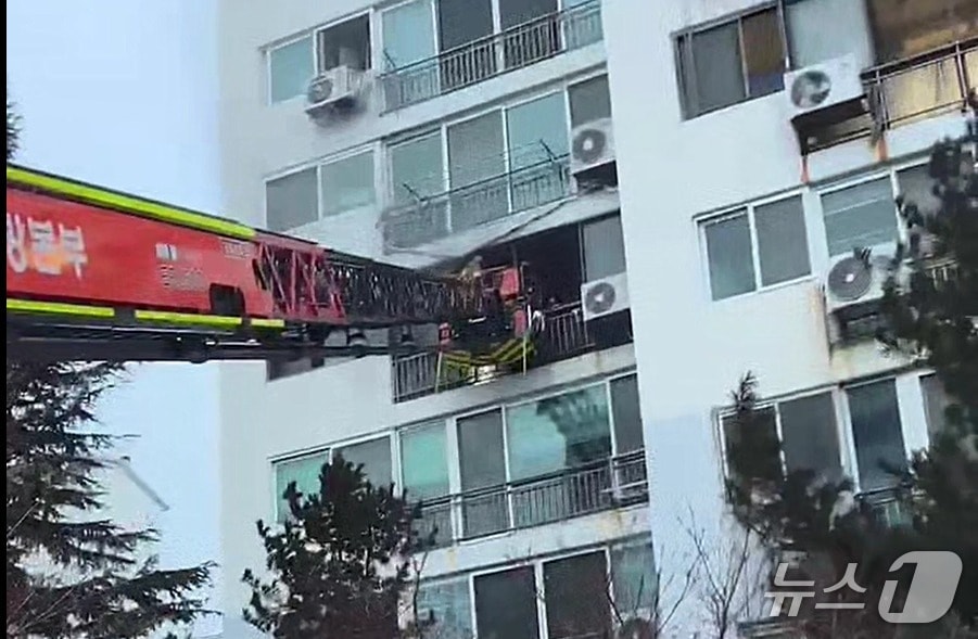 광양소방서가 지난 19일 금호동 아파트에서 화재가 발생하자 사다리차를 동원해 인명을 구조하고 있다. (광양소방서 제공. 재판매 및 DB금지)