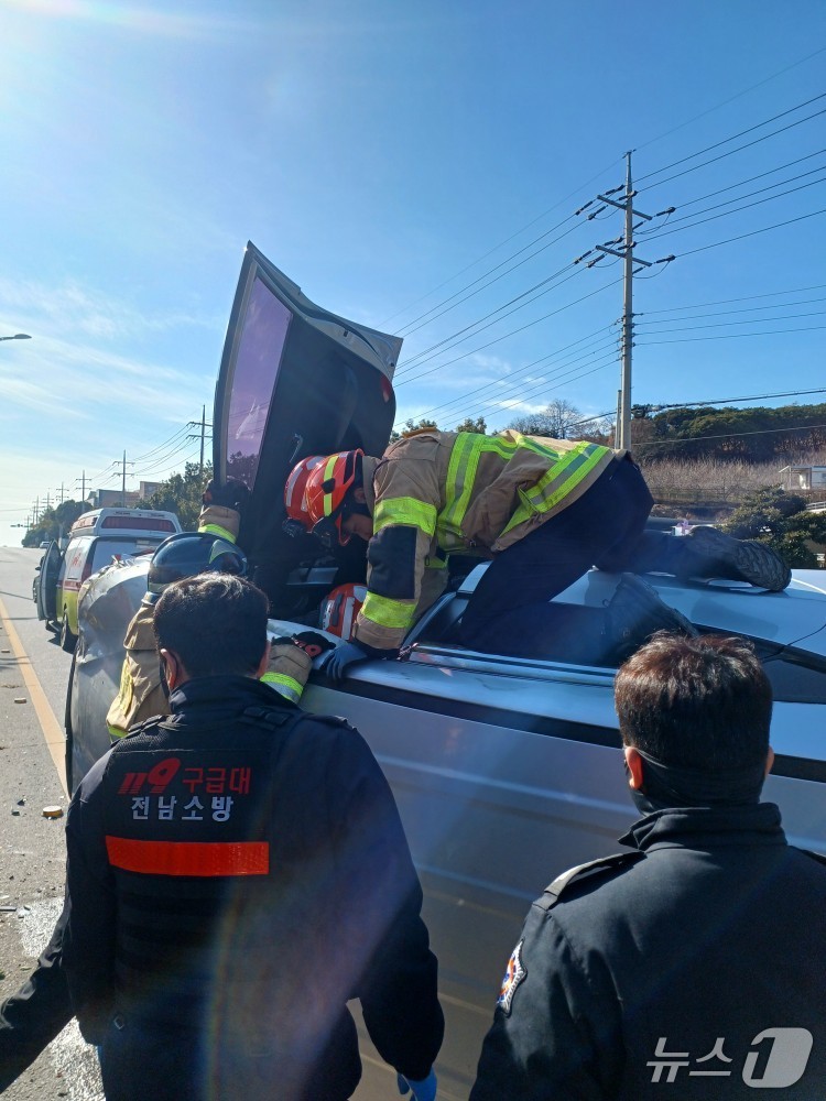 20일 오전 11시 29분쯤 전남 여수시 선원동 한 도로에서 차량이 전도됐으나 복귀하던 소방이 발견해 구조 작업을 펼치고 있다. (전남소방본부 제공. 재판매 및 DB금지)