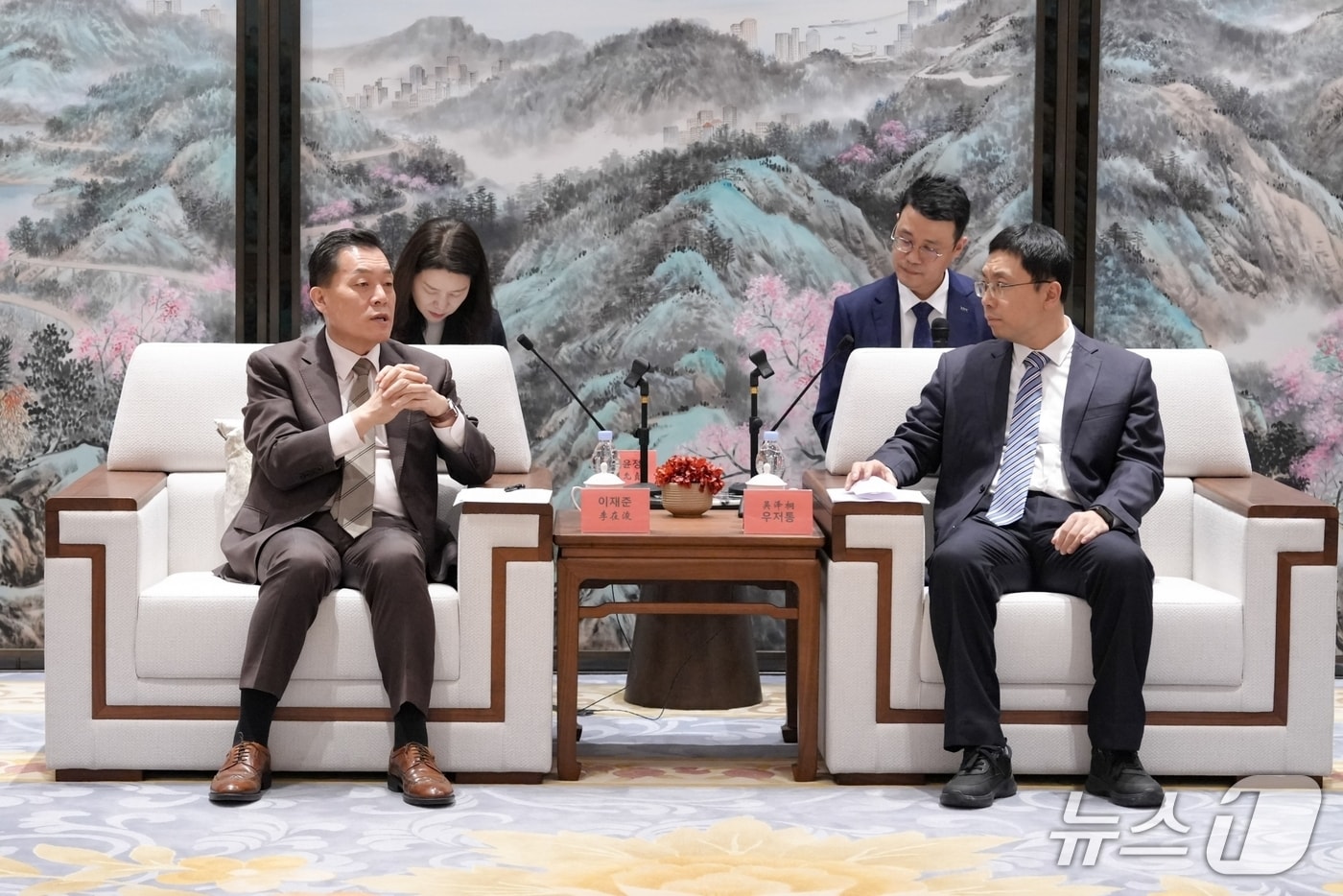 이재준 경기 수원시장(왼쪽)이 지난 19일 국제우호도시인 중국 주하이시를 방문해 우저통 시장과 이야기를 나누고 있다. (수원시 제공. 재판매 및 DB 금지) 2026.1.20/뉴스1